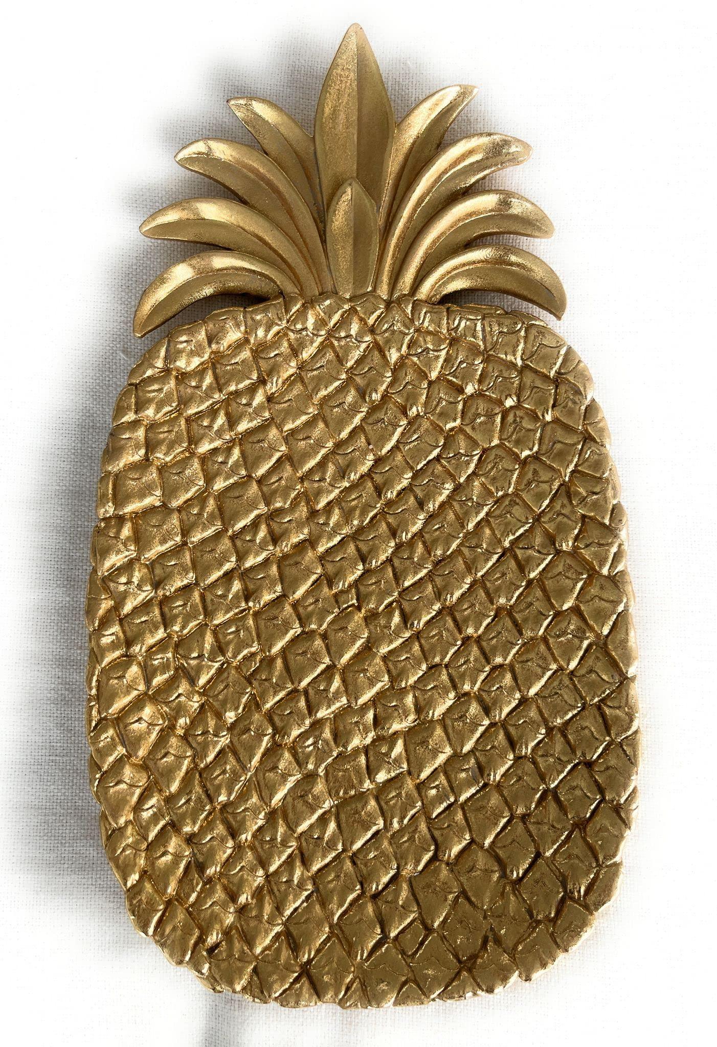 Vassoio decorativo EDG a forma di ananas in legno e resina dorata vista frontale , texture scolpita, stile tropical chic