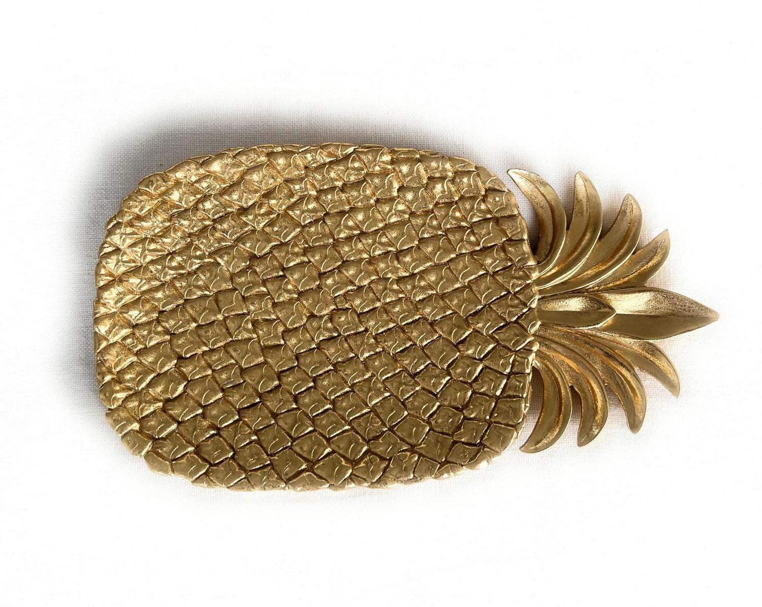 Vassoio decorativo EDG a forma di ananas in legno e resina dorata vista laterale, texture scolpita, stile tropical chic