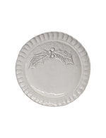 Piatto natalizio in ceramica bianca Virginia Casa con decoro in rilievo di agrifoglio, finitura lucida e bordo lavorato, diametro 22 cm.