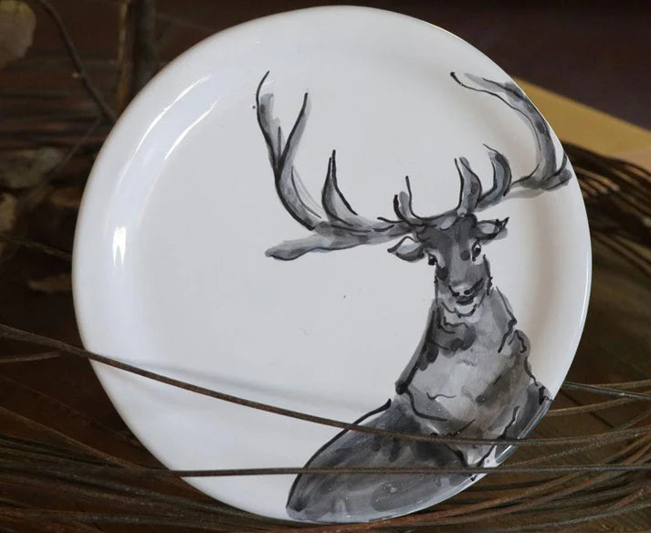 Piatto dessert in ceramica artigianale linea Cervo di Virginia Casa, decorato a mano con motivo naturale