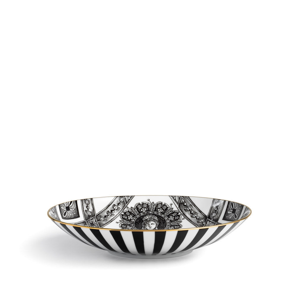 Piatto fondo Hellenic Simone Guidarelli visto di lato in porcellana bianco e nero con bordo oro.
