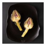 Piatto in terracotta smaltata nera Dutch Deluxes con carciofo, forma irregolare e finitura materica