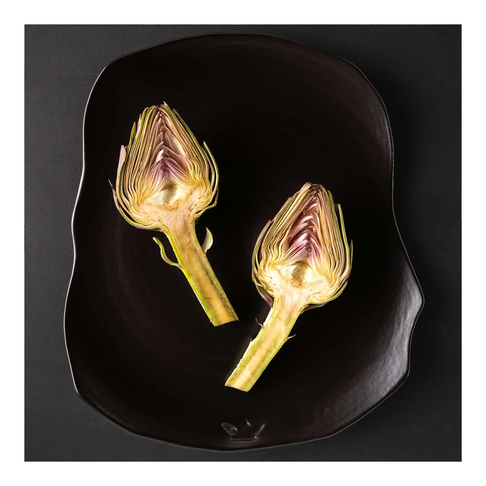 Piatto in terracotta smaltata nera Dutch Deluxes con carciofo, forma irregolare e finitura materica