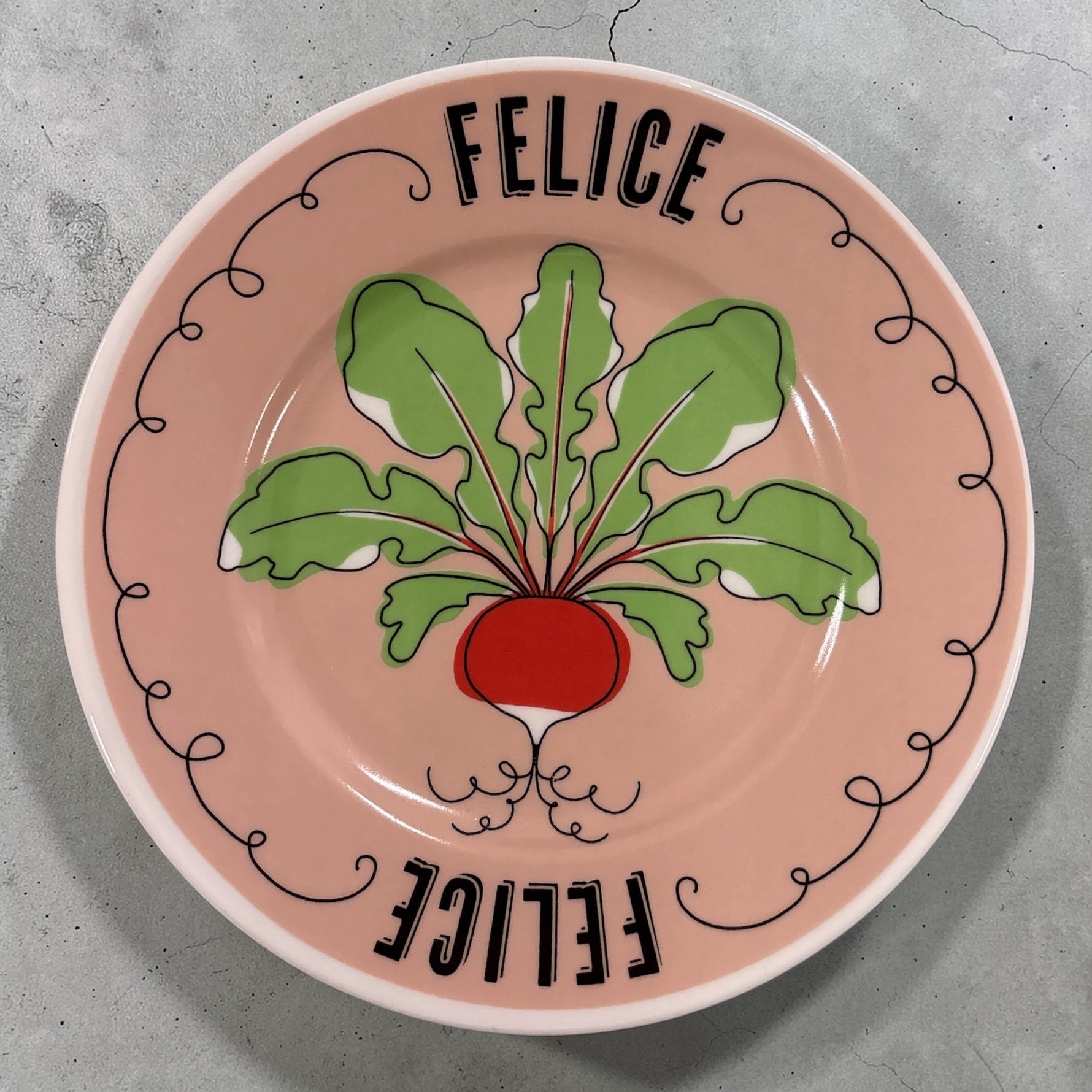 Piatto in porcellana rosa cipria Ø16 cm con scritta “Felice” e decoro ravanello rosso con foglie verdi