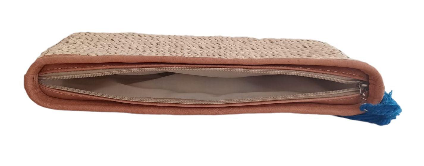 Pochette rettangolare fatta a mano e intrecciata in foglie di palma con ricami in lana, motivo Occhio di Allah