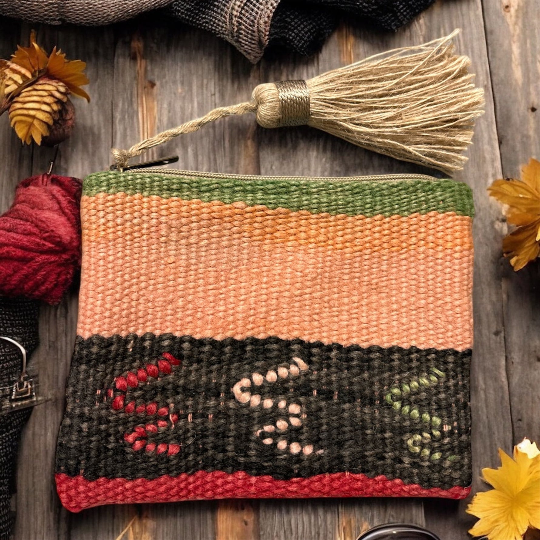 Pochette artigianale Marika Selection in tessuto berbero con fasce pesca, verde salvia e rosso rubino, con nappina laterale, stile boho etnico
