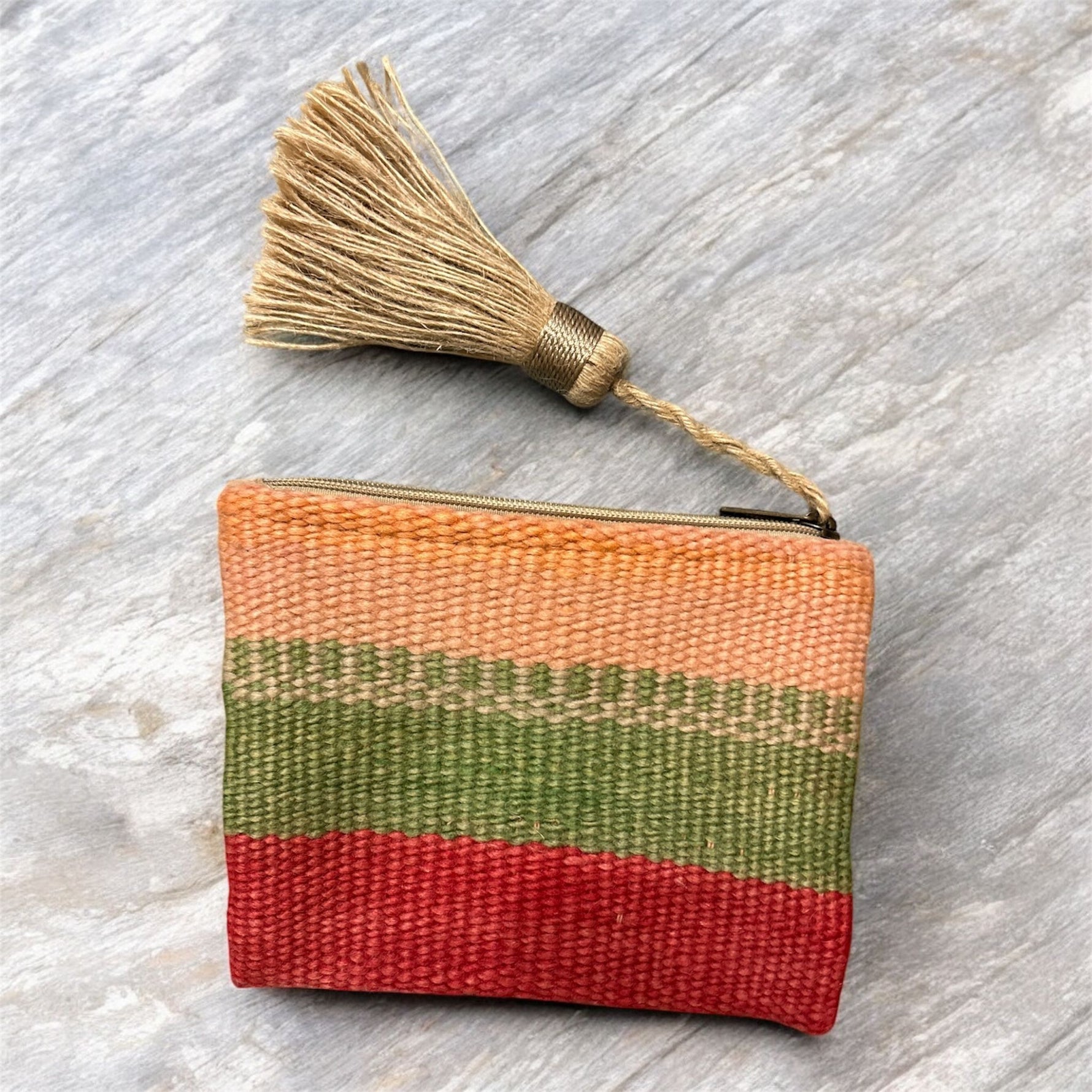 Pochette in tessuto berbero vintage Marika Selection con righe pesca, verde salvia e rosso, accessorio artigianale sostenibile
