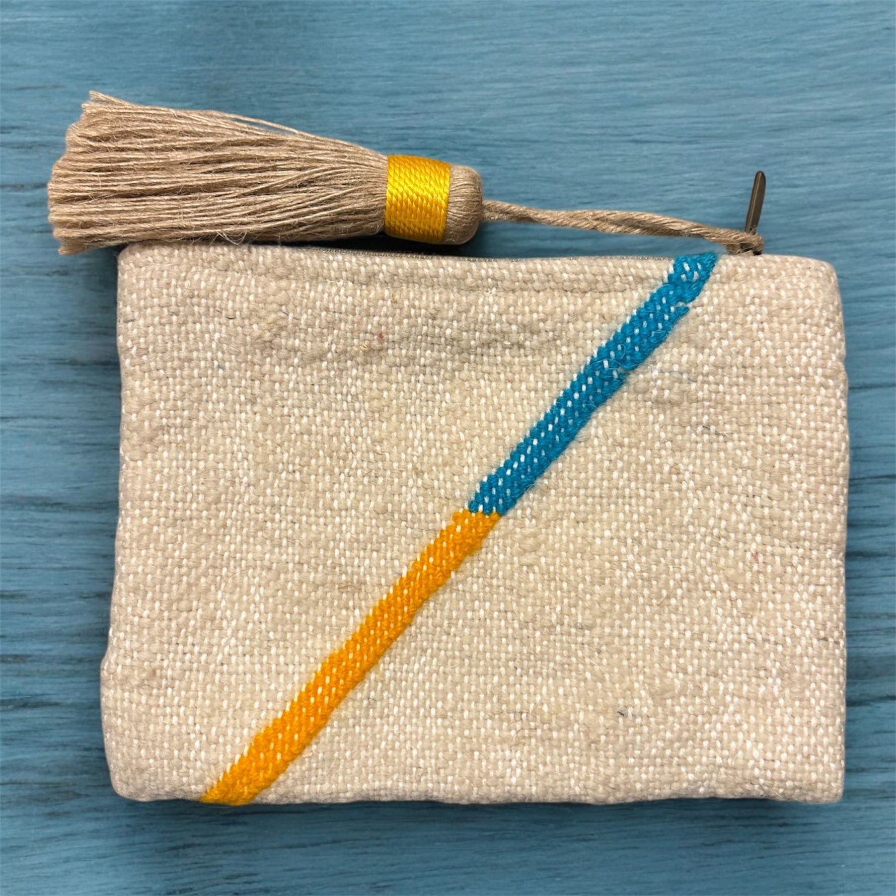 Pochette in tessuto berbero vintage Marika Selection beige con riga diagonale gialla e azzurro turchese, accessorio artigianale sostenibile