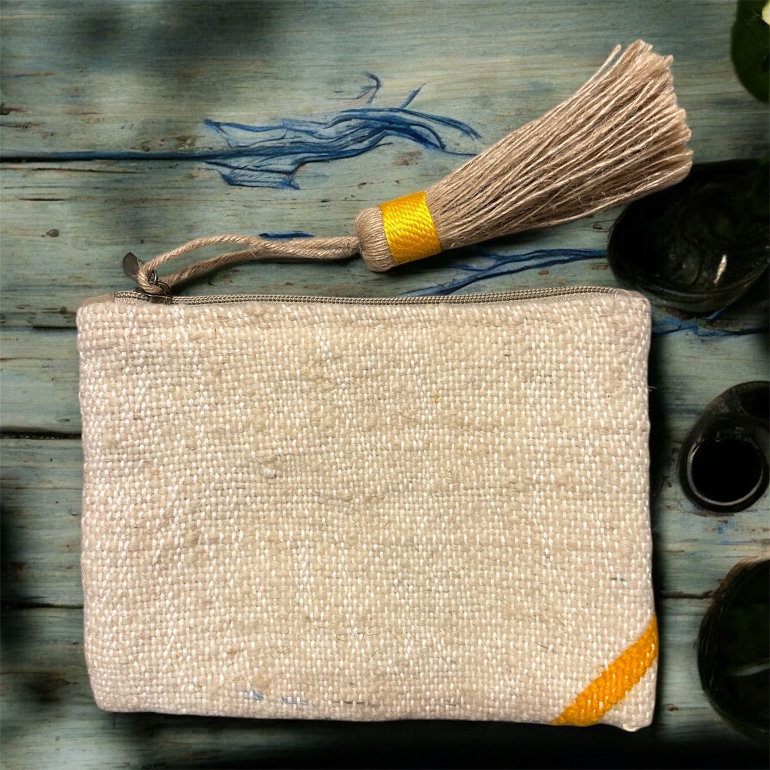 Retro pochette artigianale Marika Selection in tessuto berbero beige con dettaglio giallo, con nappina laterale, accessorio boho etnico