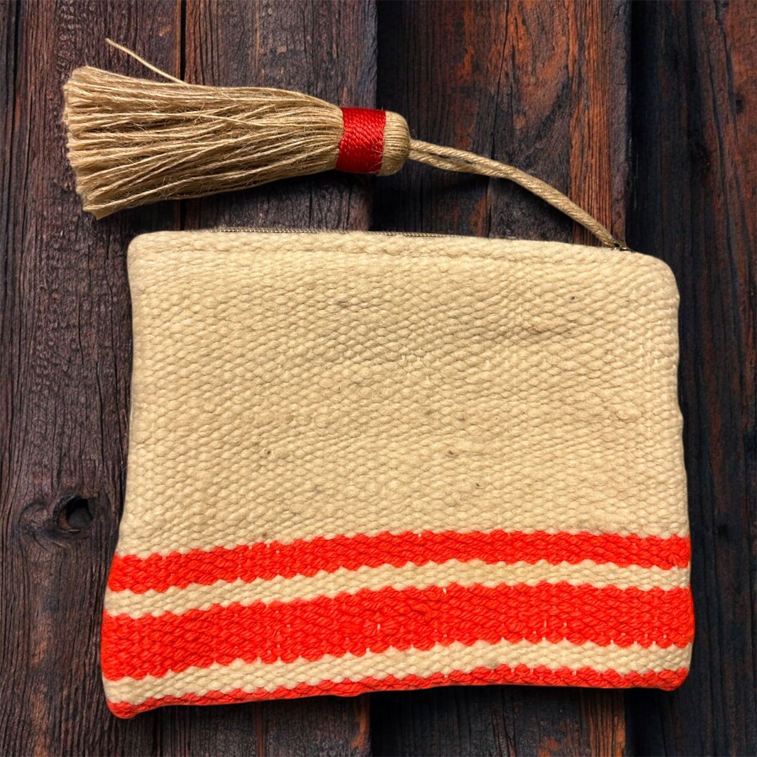 Pochette in tessuto berbero vintage Marika Selection beige con righe corallo, accessorio artigianale sostenibile