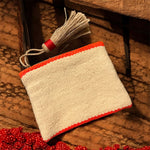 Pochette artigianale Marika Selection in tessuto berbero beige con bordo e dettagli corallo, con nappina laterale, stile boho etnico