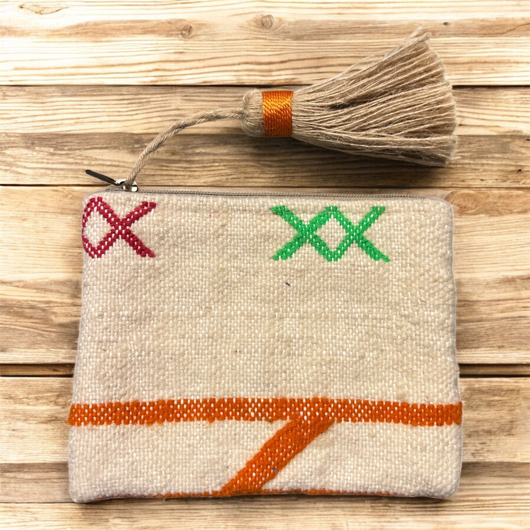 Retro pochette in tessuto berbero vintage Marika Selection beige con ricami a X rossi e verdi, accessorio artigianale sostenibile
