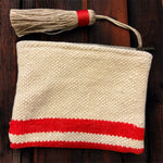 Pochette artigianale Marika Selection in tessuto berbero panna con fasce rosso corallo e nappina laterale, stile boho etnico