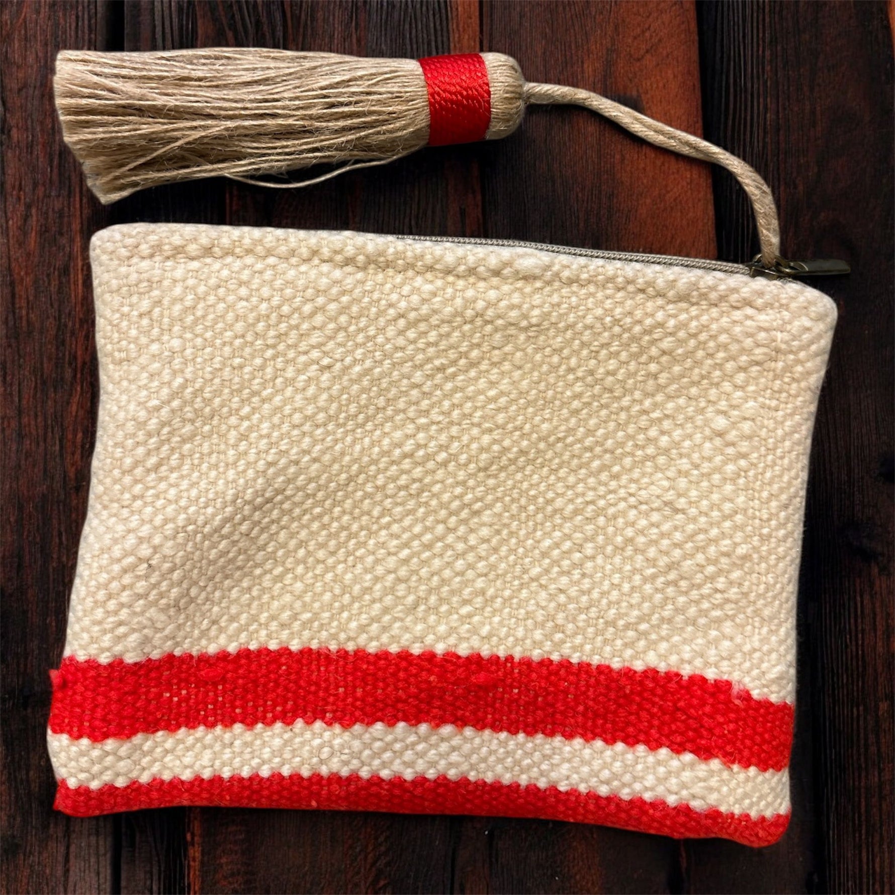 Pochette artigianale Marika Selection in tessuto berbero panna con fasce rosso corallo e nappina laterale, stile boho etnico