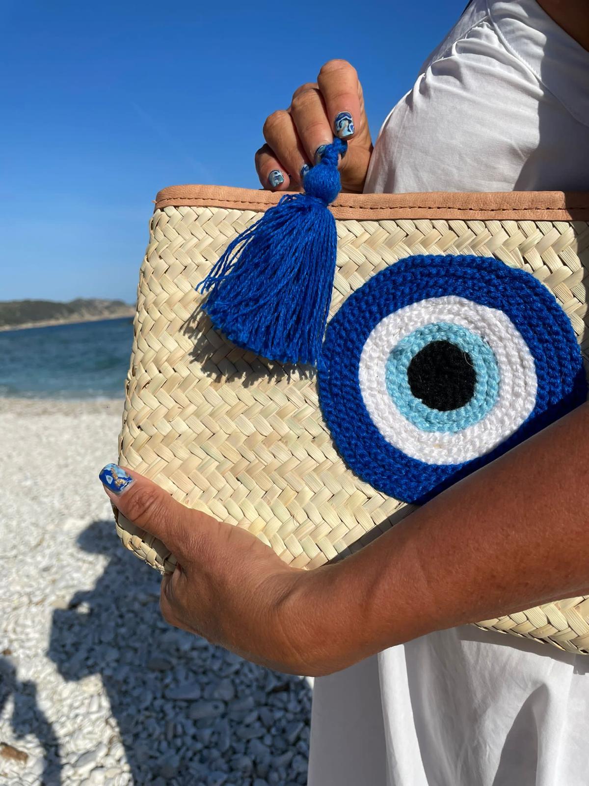 Pochette in paglia naturale con ricamo Nazar blu e nappa decorativa, accessorio mediterraneo Marika Selection