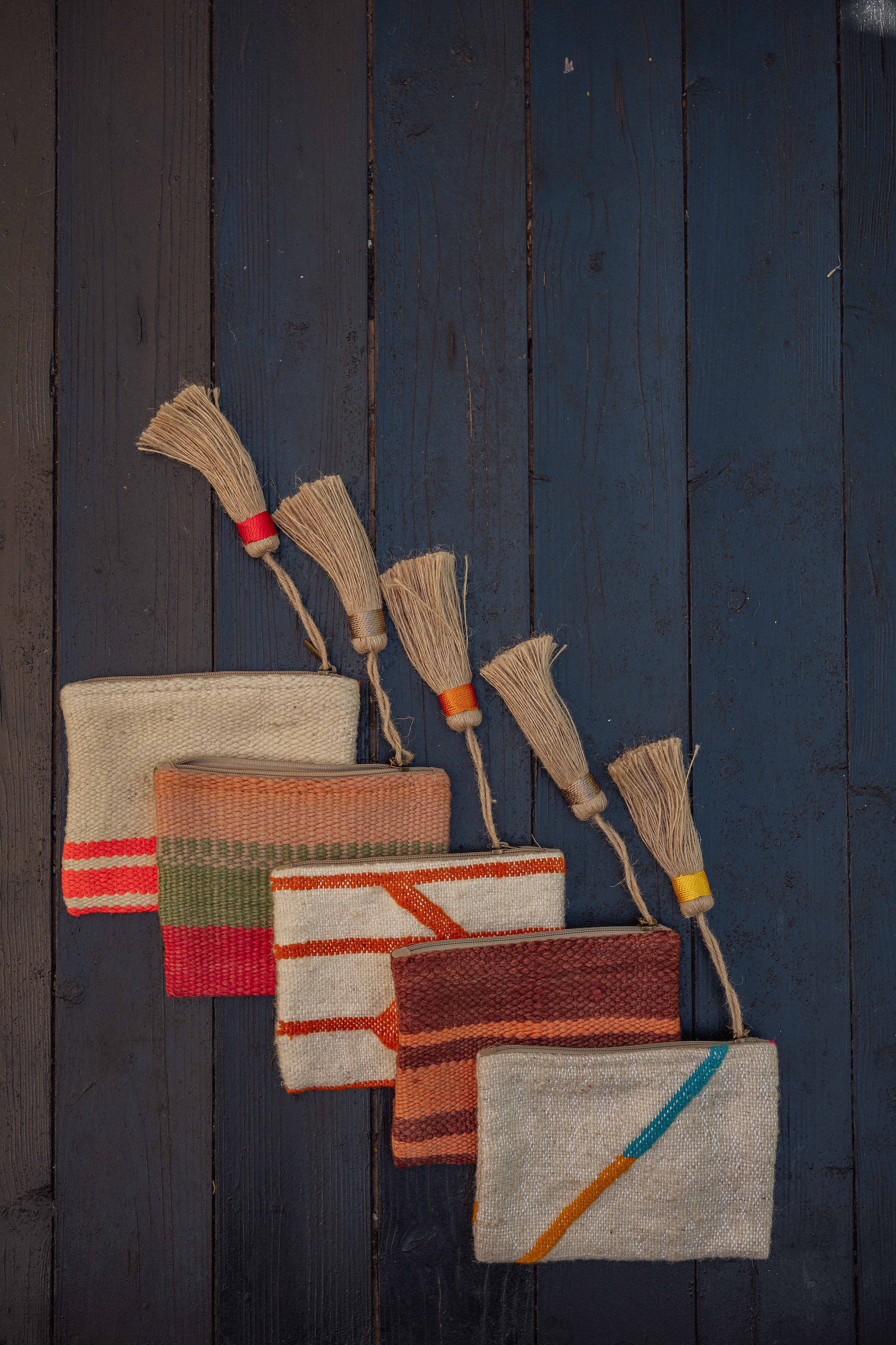 Set di pochette artigianali in tessuto berbero multicolore con pappine decorative