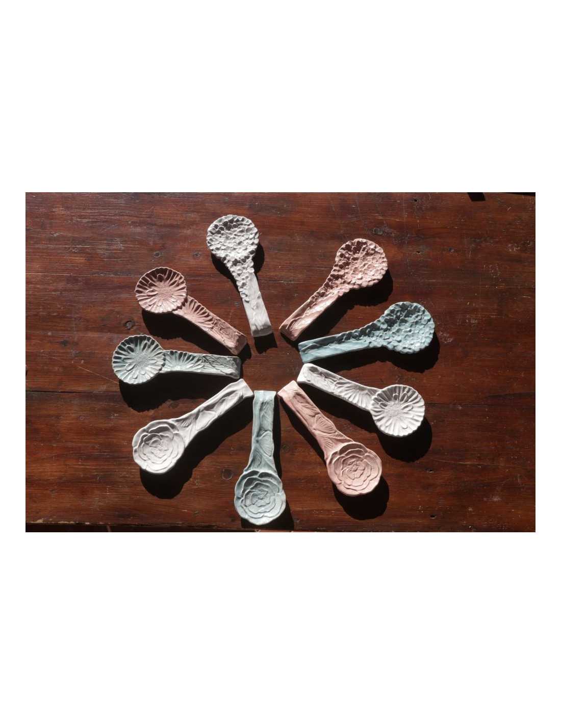 Poggia mestoli Romantica Virginia Casa con fiori margherita, ortensia e rosa in cerchio.