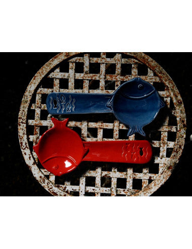 Poggia mestoli pesce Virginia Casa in ceramica blu e rossa, su ordinazione.