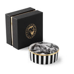 Portagioie Oriental Dream Simone Guidarelli in porcellana con base a righe bianche e nere, coperchio decorato e confezione regalo elegante nera e oro.