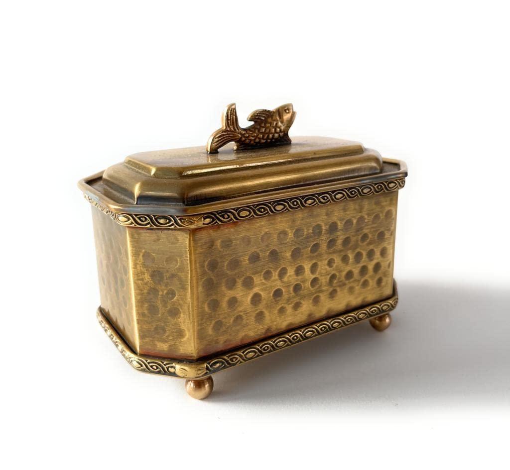 Portaoggetti in metallo dorato con coperchio e pesce decorativo, stile classico

