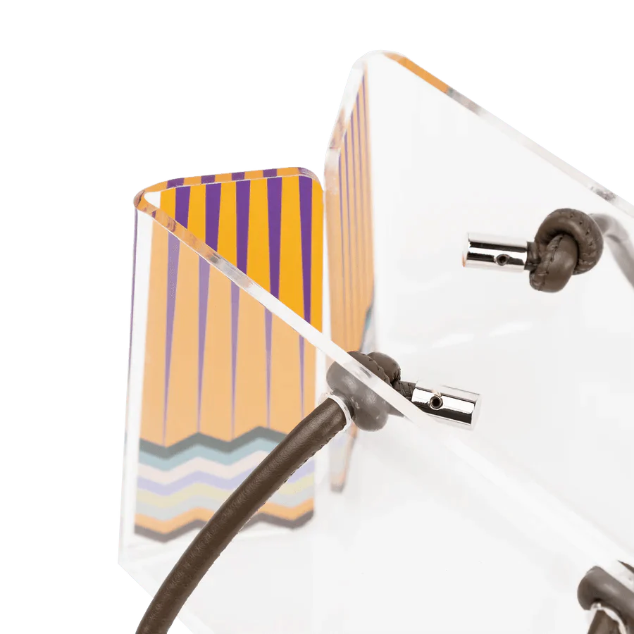 Portaoggetti Vesta Charlotte Rainbow in acrilico trasparente con manici in corda e decoro giallo a righe multicolor particolare manici e disegno laterale