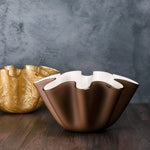 Due cntrotavola Vesta marrone interno bianco e oro in cristallo acrilico ondulato su tavolo in legno, stile italiano.