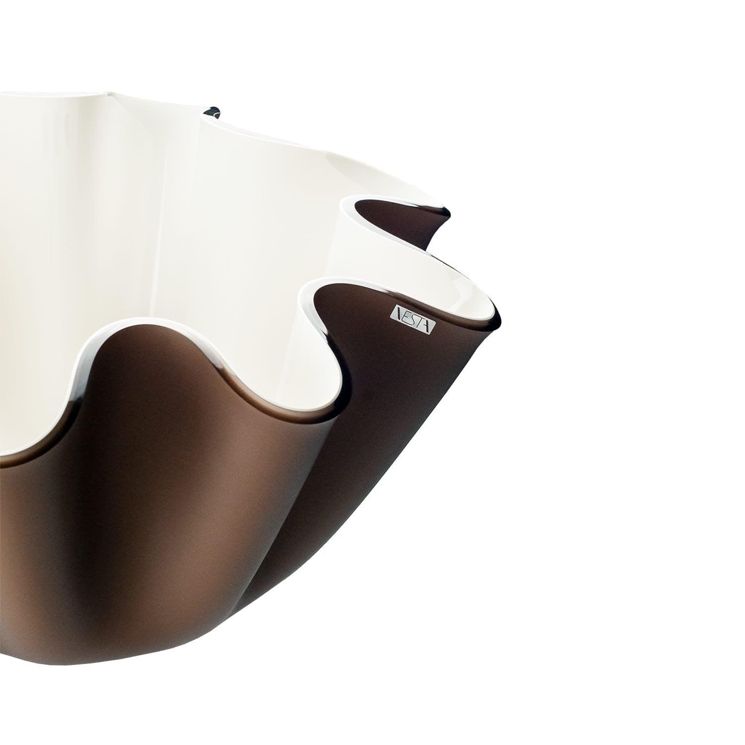 Particolare con marchio centrotavola Vesta in cristallo acrilico ondulato marrone con interno bianco