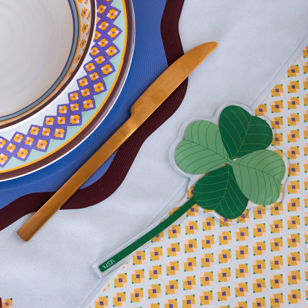 Quadrifoglio Vesta Special Moment in plexiglas utilizzato come segnaposto su tavola apparecchiata