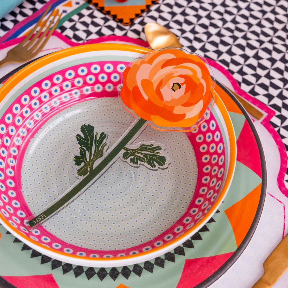 Ranuncolo Vesta Special Moment in plexiglas su piatto decorato per mise en place