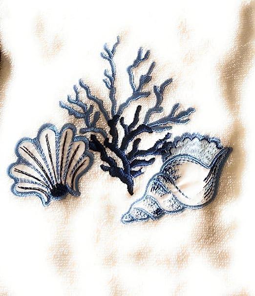 Dettaglio ricamo artigianale di corallo e conchiglie blu su asciugamano in spugna italiana, Linea Conchiglie