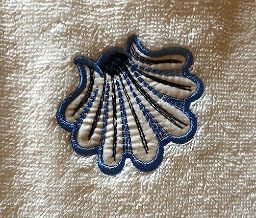 Particolare del ricamo conchiglia su spugna di alta qualità Made in Italy, Linea Conchiglie by Marika De Paola