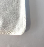 Particolare angolo rifinito asciugamano in spugna artigianale di alta gamma

