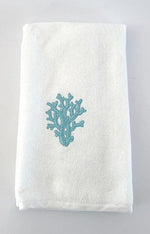 Asciugamano ospite in spugna bianca con ricamo corallo azzurro Made in Italy – Linea Coralli