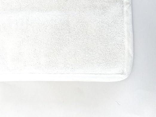 Particolare angolo rifinito asciugamano in spugna artigianale di alta gamma