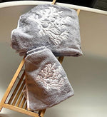 Asciugamani di lusso grigio perla con ricamo corallo bianco su sponda vasca