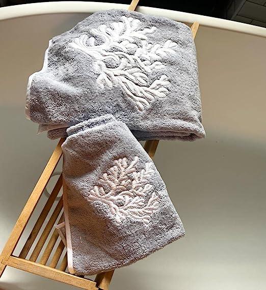 Asciugamani di lusso grigio perla con ricamo corallo bianco su sponda vasca
