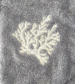 Primo piano ricamo bianco a corallo su spugna grigia artigianale