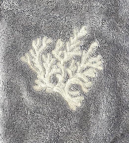 Primo piano ricamo bianco a corallo su spugna grigia artigianale