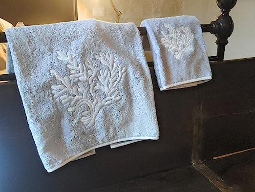 Dettaglio set bagno grigio perla Linea Coralli ricamo bianco