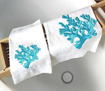Set asciugamani in lino bianco con ricamo corallo azzurro su bordo vasca