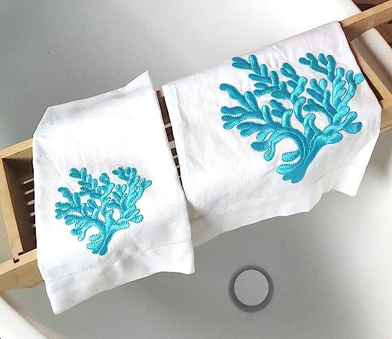 Set asciugamani in lino bianco con ricamo corallo azzurro su bordo vasca