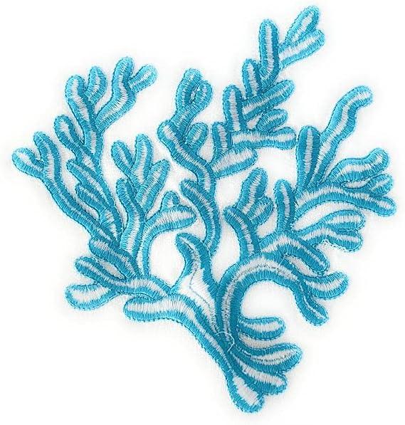 Dettaglio del ricamo sul retro corallo azzurro  su fondo bianco