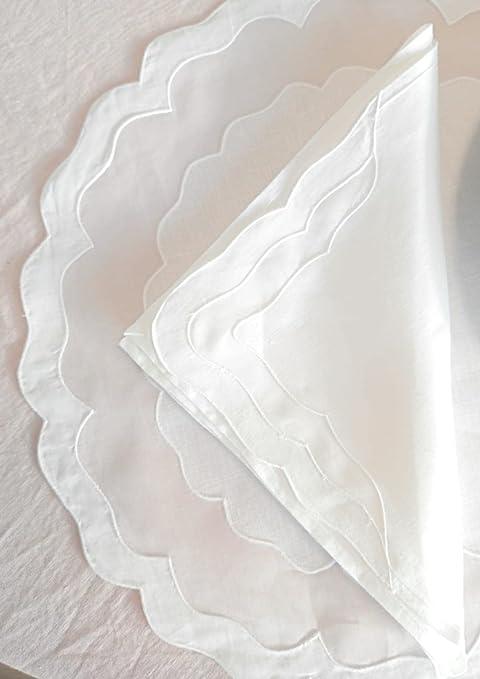 Dettaglio ricamo ondulato su organza trasparente con tovagliolo coordinato