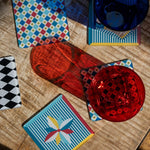 Sottobicchieri acrilici Vesta modello Foulard, fatti a mano in Italia, con motivi grafici rétro e ispirazione foulard couture con bicchiere