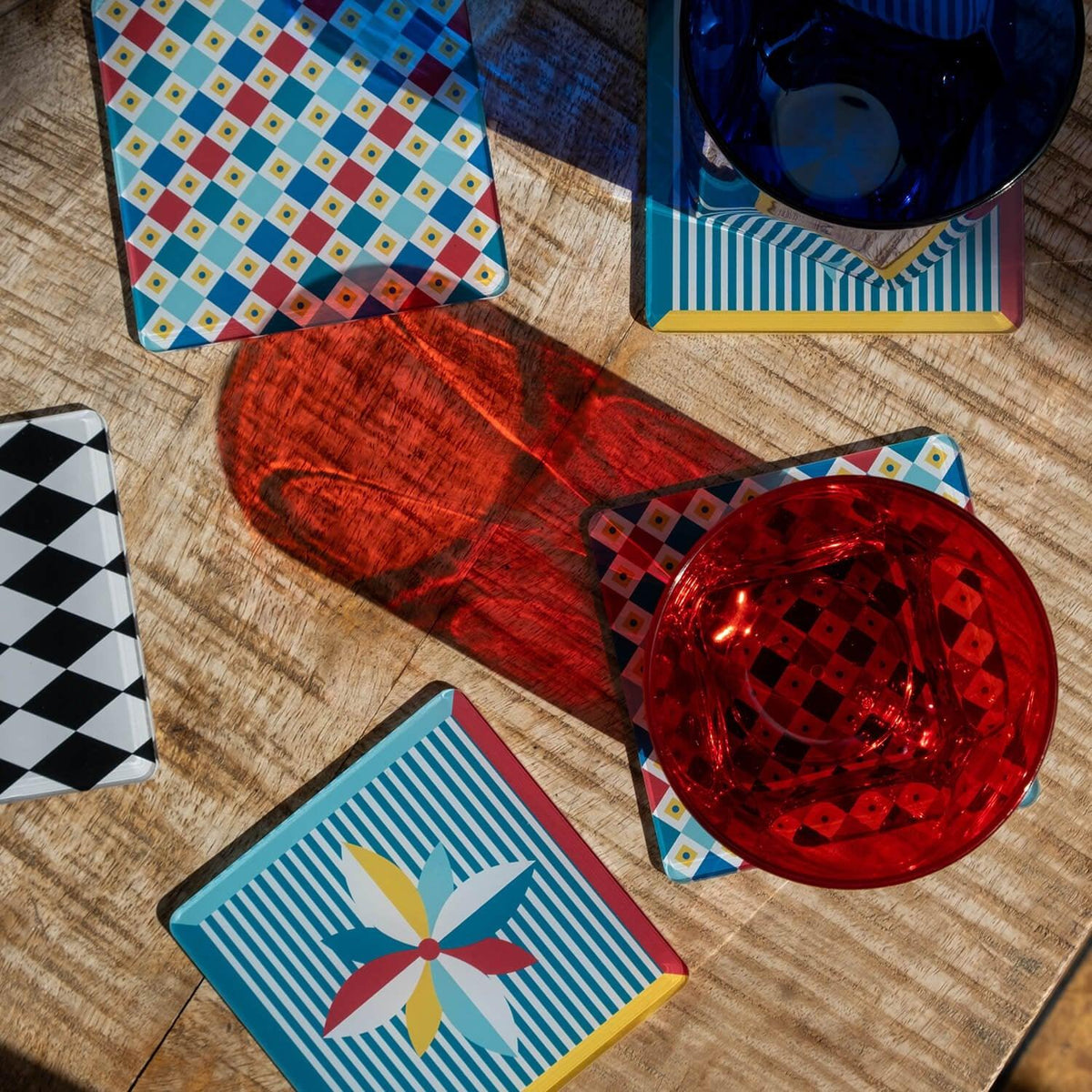 Sottobicchieri acrilici Vesta modello Foulard, fatti a mano in Italia, con motivi grafici rétro e ispirazione foulard couture con bicchiere