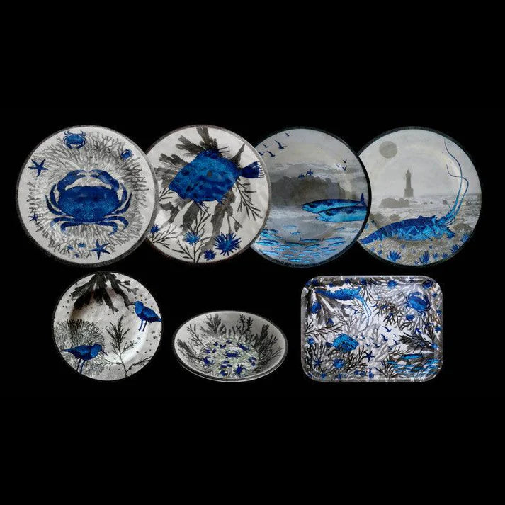 Servizio tavola in melamina Oceano Illustrato con piatti piani, dessert, fondi e vassoi decorati con illustrazioni marine blu e nere