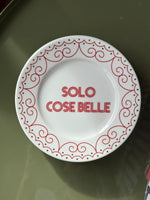 Piatto in porcellana bianco Ø16 cm con scritta Solo Cose Belle e decoro rosso ornamentale.