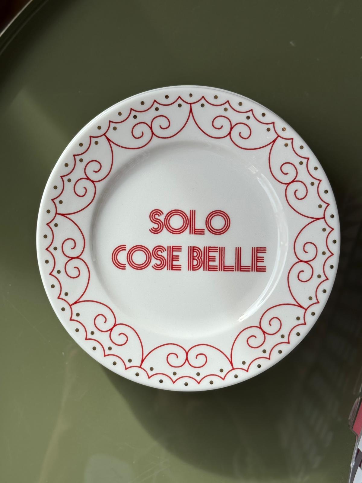 Piatto in porcellana bianco Ø16 cm con scritta Solo Cose Belle e decoro rosso ornamentale.
