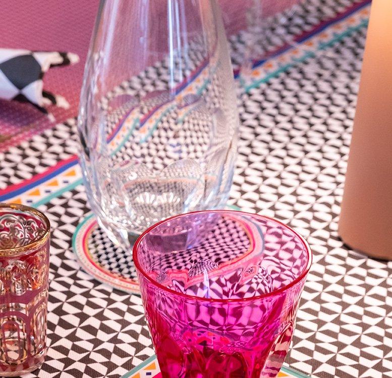 Sottobottiglia Vesta modello Ethnic in acrilico con motivo optical e bordo etnico colorato con bottiglia e bicchieri


