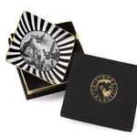 Svuotatasche quadrato Oriental Dream Simone Guidarelli in porcellana con motivo a righe bianche e nere, decoro illustrato centrale e confezione regalo elegante nera con dettagli oro.